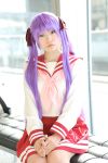  cosplay hair_ribbons hiiragi_kagami lucky_star naito photo purple_hair sailor_uniform school_uniform twintails 