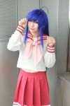 ahoge blue_hair cosplay izumi_konata kochou_ran lucky_star midriff photo sailor_uniform school_uniform 
