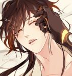  1boy aether_(genshin_impact) bangs bed_sheet black_hair brown_hair close-up collarbone earrings eyebrows_visible_through_hair fang genshin_impact gloves hair_between_eyes hand_on_another&#039;s_face highres jewelry long_hair looking_at_viewer lying male_focus multicolored_hair one_eye_closed open_mouth otakumi simple_background single_earring tassel tassel_earrings yellow_eyes zhongli_(genshin_impact) 
