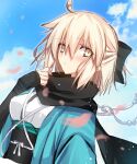  1girl :o ahoge akatsuki_(ggsy7885) arm_guards bangs black_bow black_scarf blonde_hair blurry blurry_background bow breasts clouds eyebrows_visible_through_hair fate/grand_order fate_(series) from_side grabbing green_eyes hair_between_eyes hair_bow hair_strand hand_up haori highres japanese_clothes kimono koha-ace long_sleeves looking_at_viewer looking_to_the_side medium_breasts messy_hair obi okita_souji_(fate) okita_souji_(fate)_(all) parted_lips sash scarf short_hair sidelocks solo standing upper_body white_kimono 