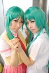   chippi cosplay green_hair hair_bow higurashi_no_naku_koro_ni momose_riyu photo school_uniform sonozaki_mion sonozaki_shion vest  