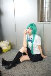   cosplay green_hair hair_bow higurashi_no_naku_koro_ni knee_socks momose_riyu photo school_uniform sonozaki_shion  