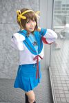  cosplay hair_ribbons hoshi knee_socks sailor_uniform school_uniform suzumiya_haruhi suzumiya_haruhi_no_yuuutsu 