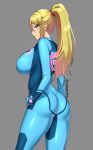  1girl alternate_breast_size ass bangs blonde_hair blush bodysuit eyebrows_visible_through_hair grey_background highres impossible_bodysuit impossible_clothes looking_at_viewer metroid mole mole_under_mouth ponytail samus_aran signature simple_background skin_tight sole_gem solegemart twitter_username zero_suit 