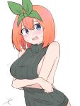  1girl arms_under_breasts bare_arms bare_shoulders blue_eyes blush breasts commentary_request crossed_arms eyebrows_behind_hair go-toubun_no_hanayome green_ribbon grey_sweater hair_ribbon highres kujou_karasuma looking_at_viewer medium_breasts nakano_yotsuba open_mouth ribbon sideboob signature simple_background sleeveless sleeveless_sweater sleeveless_turtleneck solo sweat sweater turtleneck turtleneck_sweater upper_body wavy_mouth white_background 