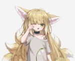  1girl :d alternate_costume animal_ear_fluff animal_ears arknights bangs blonde_hair blush commentary eyebrows_visible_through_hair fang flat_chest fox_ears fox_girl fox_tail green_eyes grey_background grey_shirt hand_up highres kitsune multicolored_hair one_eye_closed open_mouth oripathy_lesion_(arknights) shirt simple_background sleepy smile solo spacelongcat suzuran_(arknights) tail two-tone_hair upper_body 
