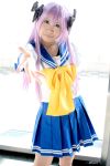  cosplay hair_ribbons hiiragi_kagami hitachi_fuyuki lucky_star purple_hair sailor_uniform school_uniform twintails 