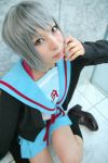 ari_(model) cardigan cosplay nagato_yuki photo sailor_uniform school_uniform silver_hair socks suzumiya_haruhi_no_yuuutsu 