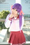  cosplay hair_bows hair_ribbons hiiragi_kagami kanazaki_shino lucky_star photo purple_hair sailor_uniform school_uniform twintails 