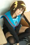  cosplay hair_ribbons kurenai sailor_uniform school_uniform suzumiya_haruhi suzumiya_haruhi_no_yuuutsu thigh-highs 