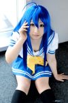  ahoge blue_hair cosplay izumi_konata knee_socks lucky_star mahiru sailor_uniform school_uniform 