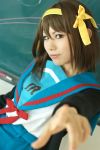  cosplay hair_ribbons sailor_uniform school_uniform suzumiya_haruhi suzumiya_haruhi_no_yuuutsu 