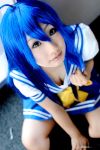  ahoge blue_hair cosplay izumi_konata lucky_star mahiru sailor_uniform school_uniform 