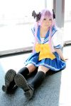  cosplay hair_ribbons hiiragi_kagami hitachi_fuyuki knee_socks lucky_star purple_hair sailor_uniform school_uniform twintails 