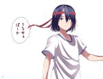  1boy :o bangs blue_eyes blue_hair commentary_request hair_between_eyes hair_ornament hairband hairclip highres ishigami_yuu kaguya-sama_wa_kokurasetai_~tensai-tachi_no_renai_zunousen~ looking_at_viewer multicolored_hair official_alternate_costume red_hairband shirt short_hair short_sleeves simple_background smile solo speech_bubble take_(user_ypzx8253) translation_request two-tone_hair upper_body white_background white_shirt 