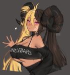  1girl ahoge aife_(zana) bangs bare_shoulders blonde_hair blush borrowed_character breasts brown_hair clothes_writing collarbone commentary curled_horns dark_skin dark-skinned_female english_commentary grey_background hair_between_eyes heart horns large_breasts light_smile long_hair long_sleeves looking_at_viewer multicolored_hair original purple_nails simple_background solo terupancake twintails twitter_username two-tone_hair upper_body violet_eyes 