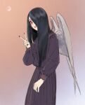 1girl angel_wings black_hair black_shirt black_skirt commentary_request cowboy_shot grey_wings hair_over_one_eye hand_up highres hiramedousa long_hair long_sleeves looking_at_viewer original pleated_skirt red_eyes shirt skirt solo tongue tongue_out v wings 