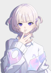  1girl absurdres asymmetrical_sidelocks blonde_hair blunt_bangs choker commentary_request dot_nose double-parted_bangs drop_shadow expressionless finger_to_mouth grey_background hair_ornament hairclip hand_up highres hololive hololive_dev_is iridescent iridescent_clothes jacket light_blush long_sleeves looking_at_viewer multicolored_hair multicolored_jacket parted_lips penguin_print purple_choker purple_jacket purple_streaks shirt short_hair sidelocks simple_background single_off_shoulder sleeves_past_wrists solo streaked_hair t-shirt todoroki_hajime todoroki_hajime_(1st_costume) two-tone_hair two-tone_jacket two_side_up upper_body violet_eyes virtual_youtuber white_jacket white_shirt yonezaki_yuu 