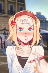  1girl anger_vein angry blonde_hair blue_eyes blush dedhed_art dougi forehead_writing freckles game_screenshot_background hairband highres holding holding_marker josee_(pokemon) karate_gi looking_at_viewer marker pokemon pokemon_legends:_z-a red_hairband screenshot_background signature tic-tac-toe upper_body v-shaped_eyebrows 