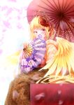  1girl alternate_costume arm_up bangs besuteia bird_wings blonde_hair blurry blurry_background blush cherry_blossoms commentary_request covering_mouth cowboy_shot eyebrows_visible_through_hair fan feathered_wings folding_fan highres holding holding_fan japanese_clothes kimono looking_at_viewer multicolored_hair niwatari_kutaka obi oil-paper_umbrella petals print_kimono red_eyes redhead sash short_hair sitting smile solo touhou two-tone_hair umbrella wings yagasuri 