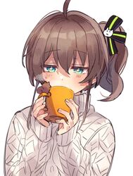  1girl alternate_costume bangs black_bow bow coffee_mug cup eyebrows_visible_through_hair green_eyes grey_sweater hair_between_eyes hair_bow holding holding_cup hololive knit_sweater mug natsuiro_matsuri nitumaruta side_ponytail solo steam sweater upper_body virtual_youtuber white_background 