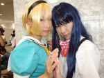  aotsuki_riku blonde_hair blue_hair cosplay furude_rika hairband higurashi_no_naku_koro_ni houjou_satoko red_eyes school_uniform tamura_akira 