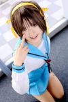  cosplay kipi-san middle_finger pantyhose photo sailor_uniform school_uniform short_hair solo suzumiya_haruhi suzumiya_haruhi_no_yuuutsu 