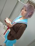  book cardigan cosplay glasses kneehighs nagato_yuki sailor_uniform school_uniform silver_hair suzumiya_haruhi_no_yuuutsu tamaki_shuri 