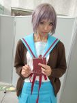  book cardigan cosplay glasses kneehighs nagato_yuki photo sailor_uniform school_uniform silver_hair suzumiya_haruhi_no_yuuutsu tamaki_shuri 