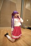  cosplay hair_ribbons hiiragi_kagami lucky_star naito photo purple_hair sailor_uniform school_uniform socks twintails 