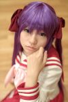  cosplay hair_ribbons hiiragi_kagami lucky_star naito photo purple_hair sailor_uniform school_uniform socks twintails 