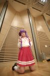  cosplay hair_ribbons hiiragi_kagami lucky_star naito photo purple_hair sailor_uniform school_uniform socks twintails 