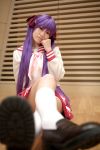  cosplay hair_ribbons hiiragi_kagami lucky_star naito photo purple_hair sailor_uniform school_uniform socks twintails 