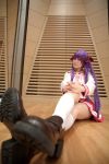  cosplay hair_ribbons hiiragi_kagami lucky_star naito photo purple_hair sailor_uniform school_uniform socks twintails 