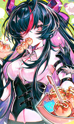  1girl absurdres ahoge alternate_costume armor bare_shoulders blush body_markings bow bowl chinese_commentary choker close-up clothing_cutout commentary_request dragon_girl dragon_horns eating food food_in_mouth gradient_hair green_background hair_between_eyes hair_bow hair_ornament hairclip highres holding holding_bowl horns huge_ahoge kakukaku666 long_hair looking_at_viewer looking_to_the_side multicolored_eyes multicolored_hair neverness_to_everness official_alternate_costume purple_hair red_eyes shade shinku_(normie_heroine)_(nte) shinku_(nte) shoulder_armor solo standing streaked_hair two-tone_hair upper_body 