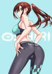  1girl ass brown_hair chinatsu_(suzutsuki_kurara) green_background green_eyes hair_ornament highres long_hair looking_back original ponytail shiny shiny_skin smile solo sports_bra sportswear suzutsuki_kurara 