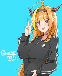  1girl adidas ahoge alternate_costume bangs black_hairband black_jacket blonde_hair blue_background blunt_bangs bow braid brand_name_imitation character_name collarbone commentary_request diagonal-striped_bow dragon_girl dragon_horns eyebrows_visible_through_hair fang hairband hand_up haseneko highlights highres hololive horn_bow horns jacket kiryu_coco light_blush long_hair long_sleeves looking_at_viewer multicolored multicolored_eyes multicolored_hair open_mouth orange_hair pointy_ears red_eyes side_braid sidelocks simple_background single_braid skin_fang slit_pupils solo streaked_hair striped striped_bow track_jacket upper_body v very_long_hair violet_eyes virtual_youtuber 