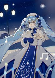  1girl blue_bow blue_eyes blue_gloves blue_hair blue_tabard book bow capelet chest_bow dot_nose dress gloves gold_trim hair_between_eyes hair_bow hair_ornament hat hatsune_miku highres holding holding_book lamppost long_hair musical_note musical_note_hair_ornament open_mouth outdoors snowing solo tabard twintails very_long_hair vocaloid white_capelet white_dress white_hat yuki_miku yuki_miku_(2021) zhixi 