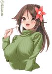  1girl :d amagi_(kancolle) blush breasts brown_hair commentary_request ebifurya eyebrows_visible_through_hair flower green_sweater hair_flower hair_ornament hand_up highres kantai_collection large_breasts long_hair long_sleeves looking_at_viewer mole mole_under_eye open_mouth ponytail simple_background smile solo sweater turtleneck turtleneck_sweater upper_body white_background 