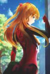  1girl bangs blonde_hair blue_eyes blue_sky blurry blurry_background bodysuit closed_mouth day eyebrows_visible_through_hair floating_hair from_behind headgear highres kaminonioiknkn long_hair looking_at_viewer looking_back neon_genesis_evangelion outdoors plugsuit red_bodysuit sky smile solo souryuu_asuka_langley very_long_hair 