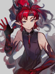  1boy arknights arm_up bare_shoulders black_hair black_headband black_horns blue_eyes closed_mouth colored_extremities commentary_request earrings grey_background hair_intakes headband hemorina highres horns jewelry long_hair looking_at_viewer male_focus multicolored_hair partial_commentary pointy_ears red_hair simple_background sleeveless smile solo two-tone_hair waving yu_(arknights) 