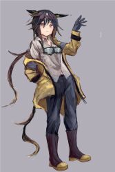  1girl animal_ears black_boots black_gloves black_hair black_pants boots brown_eyes brown_hair closed_mouth coat collared_shirt ear_covers gloves goggles goggles_around_neck gradient_eyes grey_background hair_between_eyes horse_ears horse_girl horse_tail long_hair looking_at_viewer multicolored_eyes multicolored_hair open_clothes open_coat pants ponytail shirt simple_background solo stay_gold_(umamusume) streaked_hair tail umamusume violet_eyes white_hair white_shirt yanagi_wakana yellow_coat 