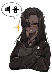  1girl black_coat black_hair coat collarbone cross-laced_clothes crossed_arms dark_skin hair_over_one_eye highres limbus_company long_hair parted_bangs project_moon rabbit_ornament sidelocks solo suillus very_dark_skin very_long_hair yellow_eyes zilu_(project_moon) 