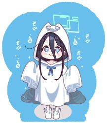  1girl aris_(blue_archive) black_hair blue_archive blue_background blue_eyes blush commentary_request dot_nose double-parted_bangs full_body green_halo hair_between_eyes halloween halloween_costume halo hitodama long_hair long_hair_between_eyes long_sleeves looking_at_viewer notice_lines rectangular_halo shoes sleeves_past_fingers sleeves_past_wrists solo sparkle standing translation_request wavy_mouth white_shoes yoru_nai 