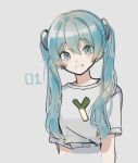  1girl bangs blue_eyes blue_hair blush commentary cropped_torso eyebrows_visible_through_hair grey_background grey_shirt grin hair_between_eyes hatsune_miku highres long_hair looking_at_viewer print_shirt shirt short_sleeves simple_background smile solo twintails upper_body very_long_hair vocaloid wandu_muk 