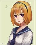  1girl :d bangs black_hairband blonde_hair breasts collarbone commentary_request eighth_note eyebrows_visible_through_hair fang green_background hair_between_eyes hairband happy highres higurashi_no_naku_koro_ni houjou_satoko long_sleeves looking_at_viewer musical_note neckerchief open_mouth purple_neckwear purple_sailor_collar sailor_collar school_uniform serafuku shirt short_hair signature smile solo tarako_jun upper_body violet_eyes white_shirt 