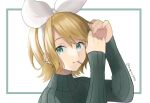  1girl adjusting_hair aqua_eyes aqua_sweater binchou_maguro blonde_hair bow commentary earrings hair_bow hair_ornament hairpin hands_up jewelry kagamine_rin looking_at_viewer mouth_hold ribbed_sweater short_hair sideways_glance solo sweater turtleneck turtleneck_sweater twitter_username upper_body vocaloid white_background white_bow 