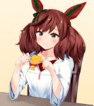  1girl animal_ears blush bow breasts brown_background brown_eyes brown_hair chair closed_mouth collarbone commentary_request ear_bow green_bow hands_up highres holding horse_ears irohara long_sleeves multicolored_hair nice_nature_(umamusume) on_chair red_shirt shirt simple_background small_breasts smile solo streaked_hair table twintails umamusume upper_body white_shirt wide_sleeves 