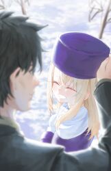  1boy 1girl ^_^ absurdres black_hair black_jacket blurry blurry_foreground closed_eyes coat commentary_request emiya_kiritsugu fate/zero fate_(series) father_and_child father_and_daughter grin hat highres illyasviel_von_einzbern jacket kaze_22 korean_commentary parent_and_child purple_coat purple_hat sidelocks smile snow white_hair 