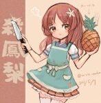  1girl apron blue_apron blue_sailor_collar brown_background brown_eyes brown_hair commentary_request cowboy_shot dated flower food fruit hair_flower hair_ornament highres holding holding_food holding_fruit holding_knife kantai_collection knife long_hair pineapple pleated_skirt puffy_short_sleeves puffy_sleeves red_skirt sailor_collar sailor_shirt shirt short_sleeves skirt solo standing thigh-highs translation_request twitter_username wavy_hair white_legwear white_shirt wss_(nicoseiga19993411) yashiro_(kancolle) 